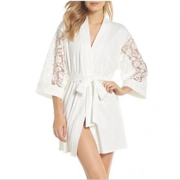 Flora Nikrooz Lana Robe Large Lace Sleeves - Picture 5 of 16